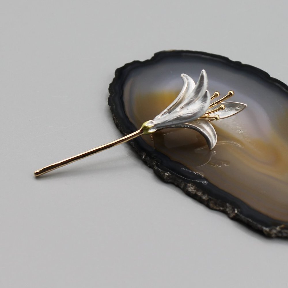 Jewelry pin brooch lily flower blue gold tone dainty elegant beautiful new